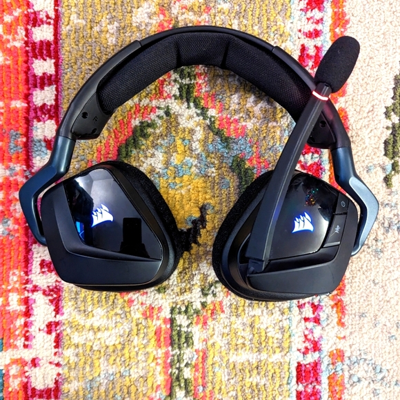 Corsair VOID PRO RGB Wireless Premium Gaming Headset with Dolby® Headphone 7.1 - Picture 2 of 3